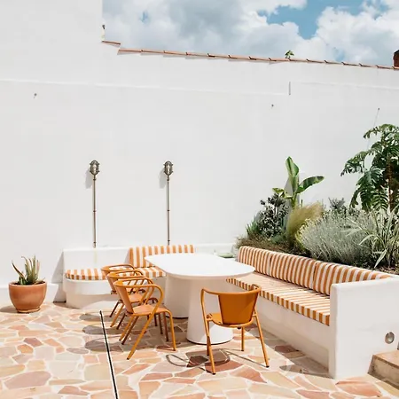 Spacious Family Walk To Sleeps 10 *